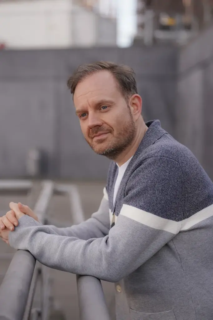 Dirk lehnt am Geländer