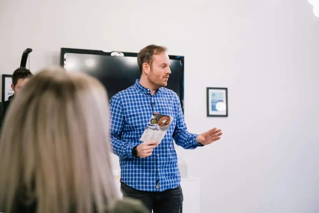 Dirk gibt ein Gruppencoaching