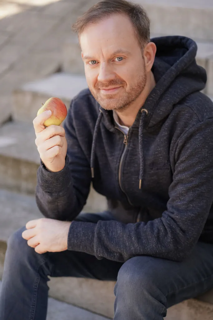Dirk auf Treppe mit Apfel
